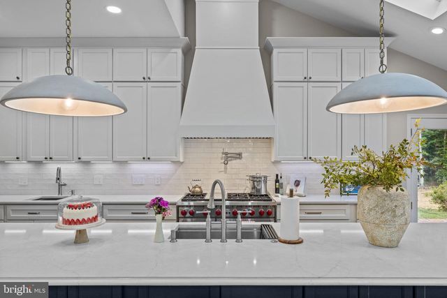8015 EDDY BEND TRL, Fairfax Station, VA 22039