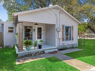 705 E MOUNTAIN ST, Seguin, TX 78155