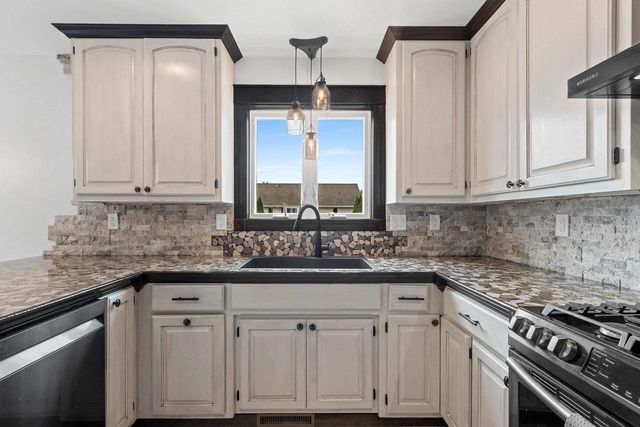 399 WATERVIEW ROAD, De Pere, WI 54115