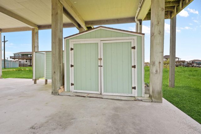 844 S Sage Road, Crystal Beach, TX 77650