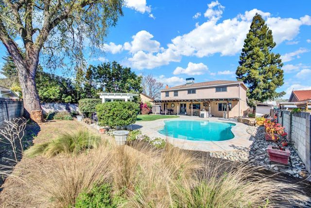 116 Alturas Ct, Vacaville, CA 95688