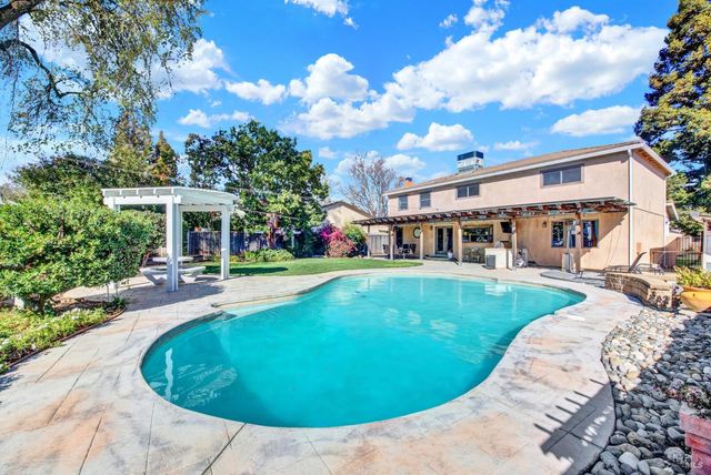 116 Alturas Ct, Vacaville, CA 95688