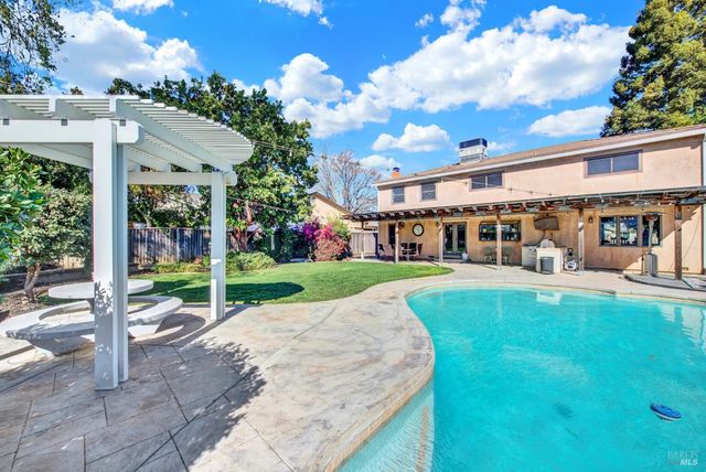 116 Alturas Ct, Vacaville, CA 95688