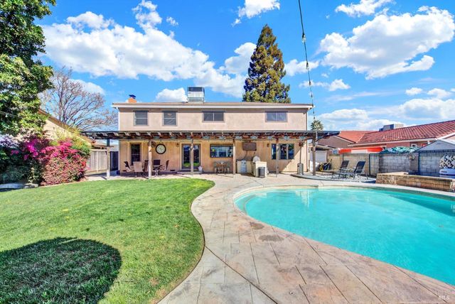 116 Alturas Ct, Vacaville, CA 95688