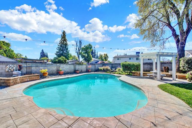 116 Alturas Ct, Vacaville, CA 95688