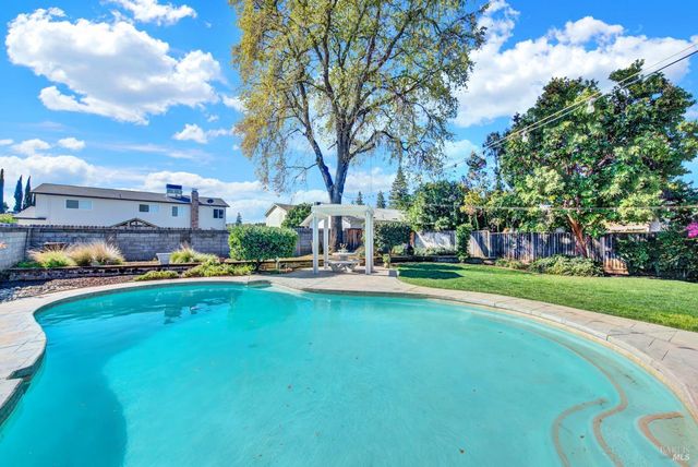 116 Alturas Ct, Vacaville, CA 95688