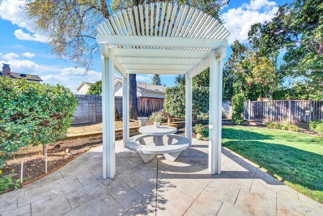 116 Alturas Ct, Vacaville, CA 95688