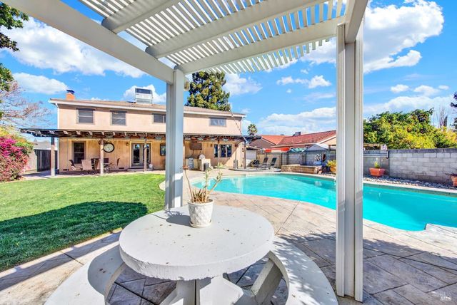 116 Alturas Ct, Vacaville, CA 95688