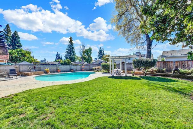 116 Alturas Ct, Vacaville, CA 95688