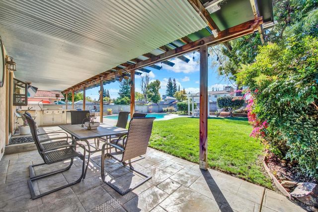 116 Alturas Ct, Vacaville, CA 95688