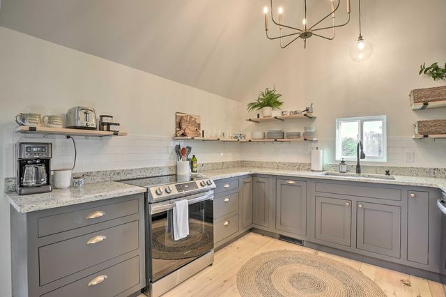 000 Sunset Beach Lane, Eagle Rock, MO 65641