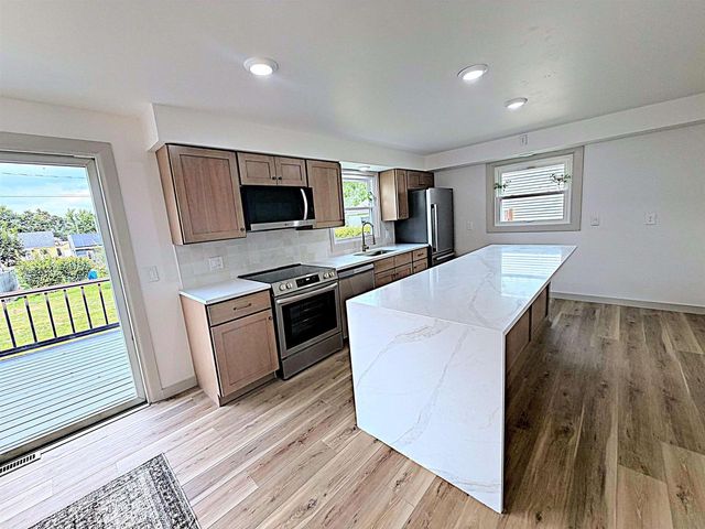 516 W 10TH STREET, Kaukauna, WI 54130