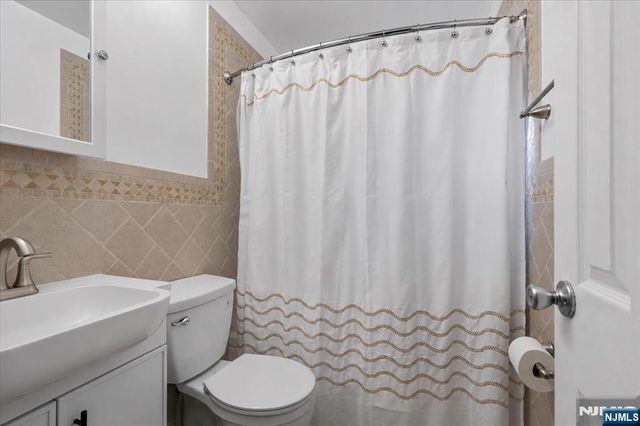 43 Berwyn Place, Bergenfield, NJ 07621