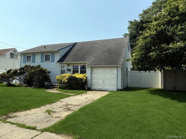 1020 N Niagara Avenue, Lindenhurst, NY 11757