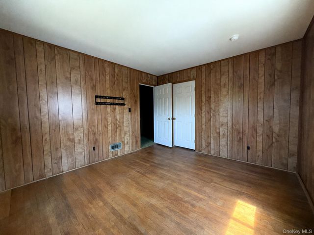 1020 N Niagara Avenue, Lindenhurst, NY 11757