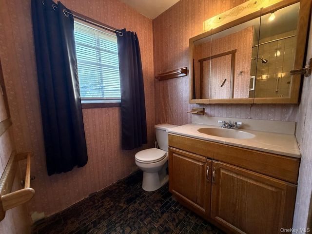 1020 N Niagara Avenue, Lindenhurst, NY 11757