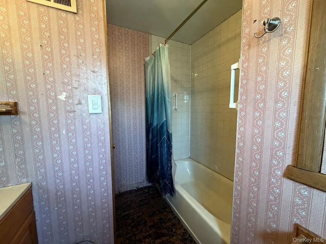 1020 N Niagara Avenue, Lindenhurst, NY 11757