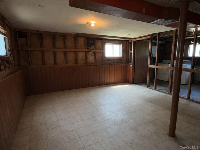 1020 N Niagara Avenue, Lindenhurst, NY 11757