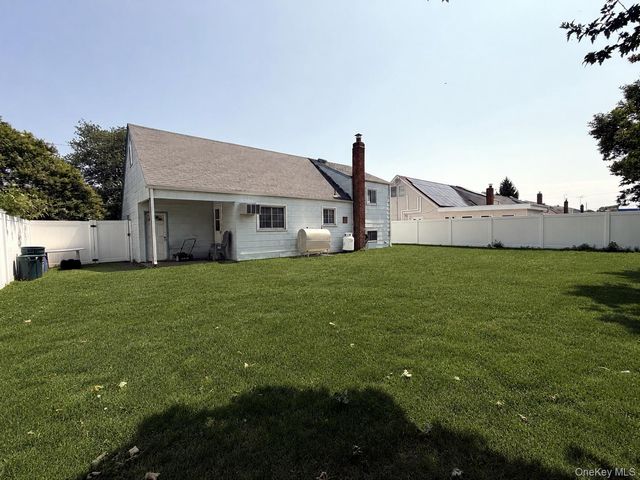 1020 N Niagara Avenue, Lindenhurst, NY 11757