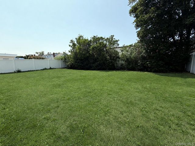 1020 N Niagara Avenue, Lindenhurst, NY 11757