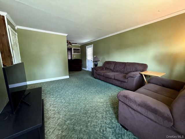 1020 N Niagara Avenue, Lindenhurst, NY 11757