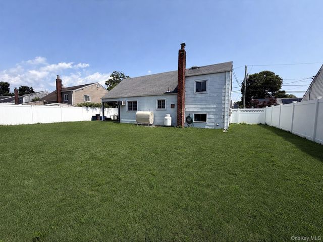 1020 N Niagara Avenue, Lindenhurst, NY 11757