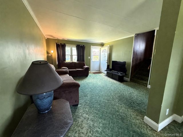 1020 N Niagara Avenue, Lindenhurst, NY 11757