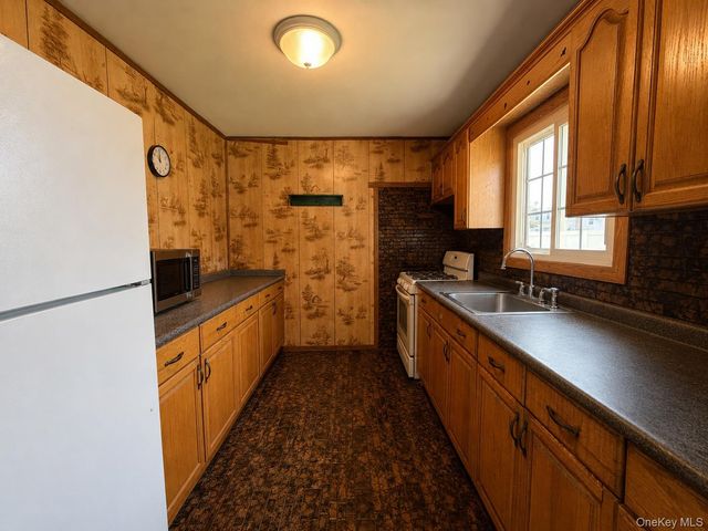 1020 N Niagara Avenue, Lindenhurst, NY 11757