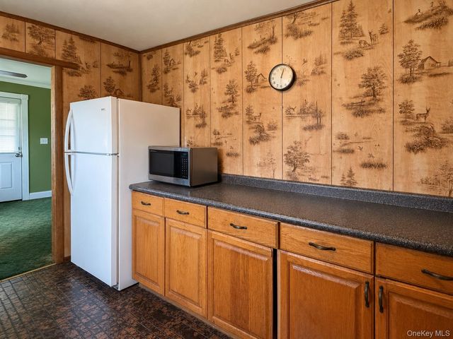 1020 N Niagara Avenue, Lindenhurst, NY 11757