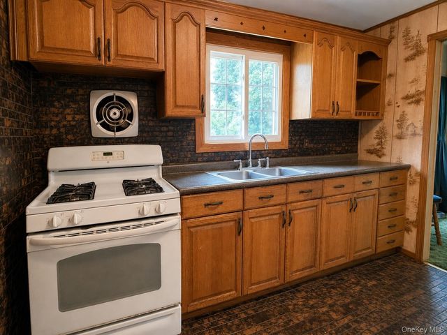 1020 N Niagara Avenue, Lindenhurst, NY 11757