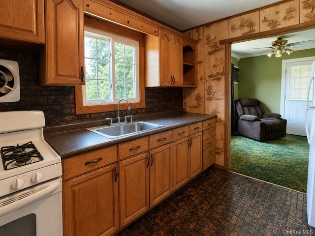 1020 N Niagara Avenue, Lindenhurst, NY 11757