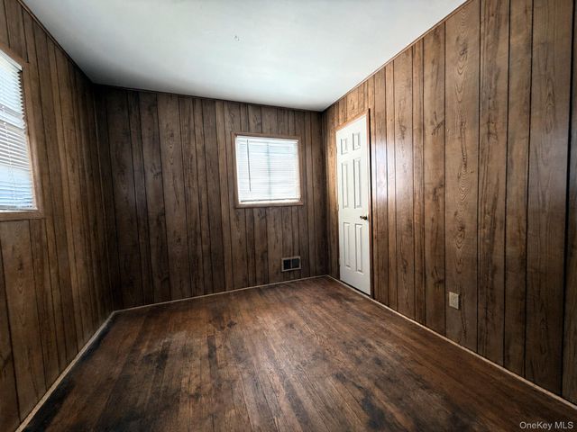 1020 N Niagara Avenue, Lindenhurst, NY 11757