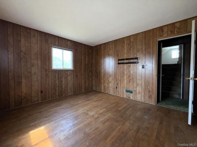 1020 N Niagara Avenue, Lindenhurst, NY 11757