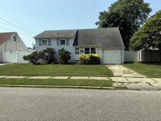 1020 N Niagara Avenue, Lindenhurst, NY 11757