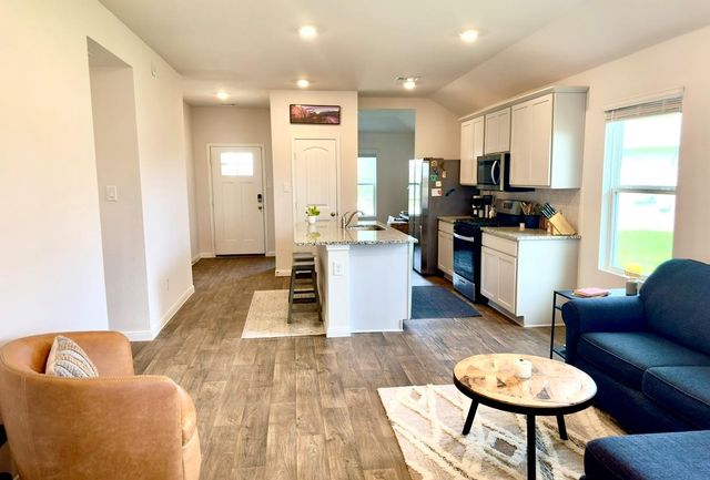 413 ABBEY LN, Lockhart, TX 78644