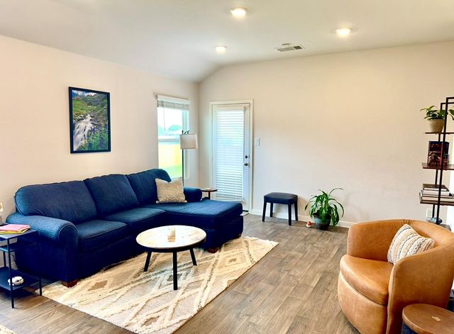 413 ABBEY LN, Lockhart, TX 78644