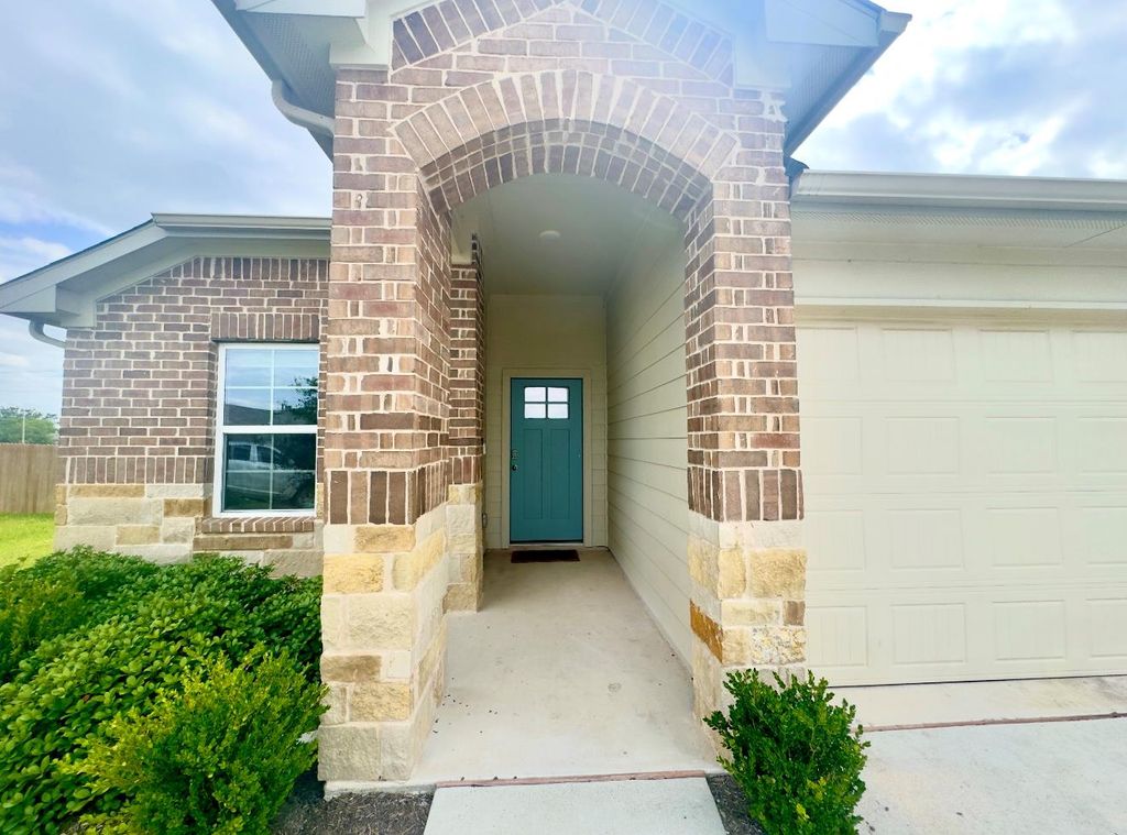 413 ABBEY LN, Lockhart, TX 78644