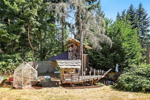 7909 Guemes Avenue, Clinton, WA 98236