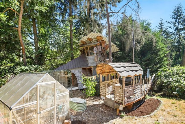 7909 Guemes Avenue, Clinton, WA 98236