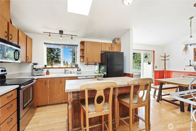 7909 Guemes Avenue, Clinton, WA 98236