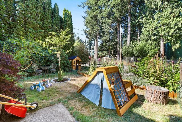 7909 Guemes Avenue, Clinton, WA 98236