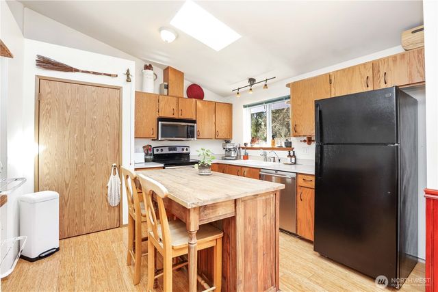 7909 Guemes Avenue, Clinton, WA 98236