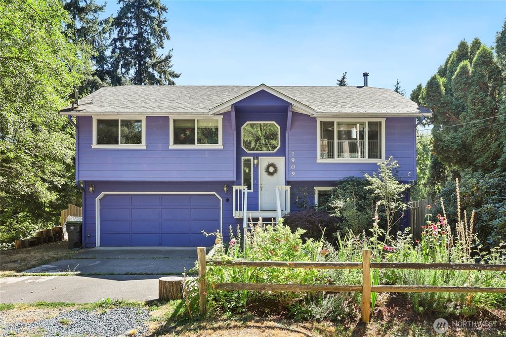 7909 Guemes Avenue, Clinton, WA 98236