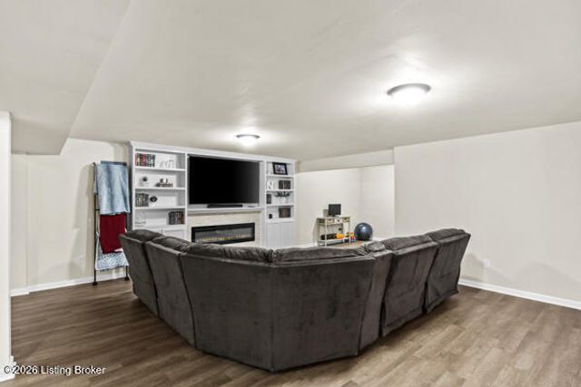 16805 Green Crest Ln, Louisville, KY 40245