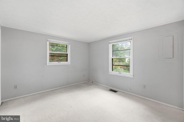 2003 WOODFORD RD, Vienna, VA 22182