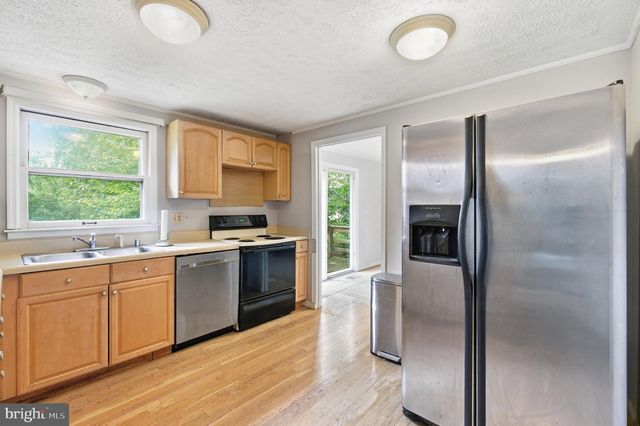 2003 WOODFORD RD, Vienna, VA 22182