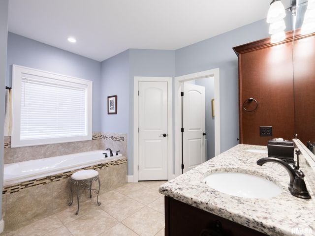 11224 N Sycamore Creek Drive, Dunlap, IL 61525