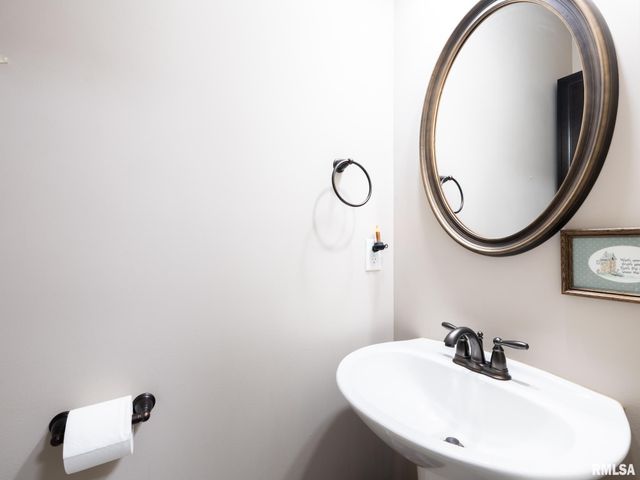 11224 N Sycamore Creek Drive, Dunlap, IL 61525