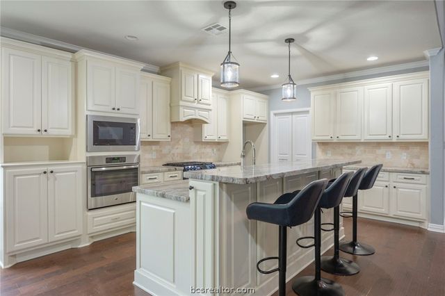 4100 Wallaceshire Avenue, College Station, TX 77845