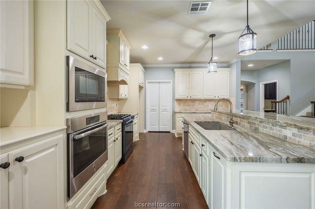 4100 Wallaceshire Avenue, College Station, TX 77845
